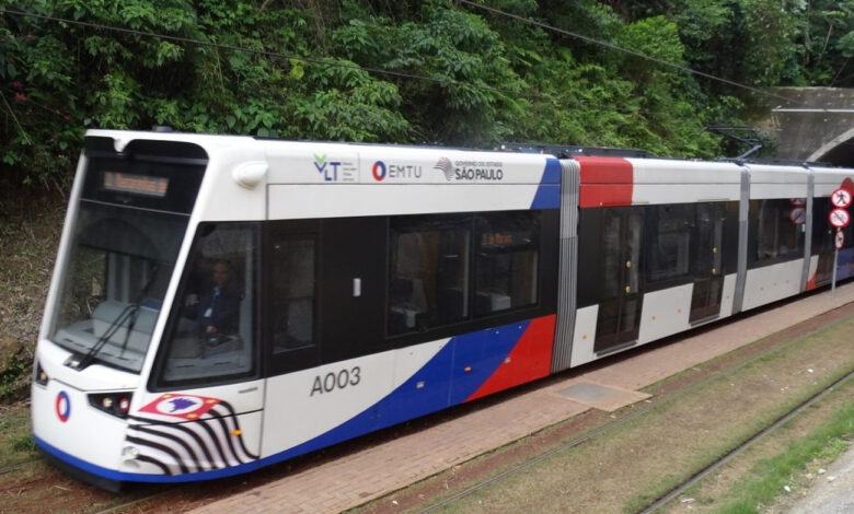 VLT passando por área verde e túnel na Baixada Santista, em conexão com as obras do VLT.