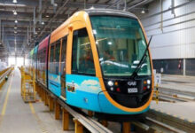 VLT de Salvador URBOS 3 da CAF em linha de inspeção no pátio da fábrica, vista frontal, pronto para testes.
