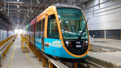 VLT de Salvador URBOS 3 da CAF em linha de inspeção no pátio da fábrica, vista frontal, pronto para testes.