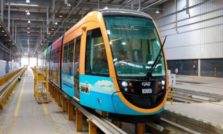 VLT de Salvador URBOS 3 da CAF em linha de inspeção no pátio da fábrica, vista frontal, pronto para testes.