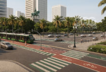VLT no Centro de São Paulo em avenida com ciclovia e áreas verdes; imagem ilustrativa de integração urbana