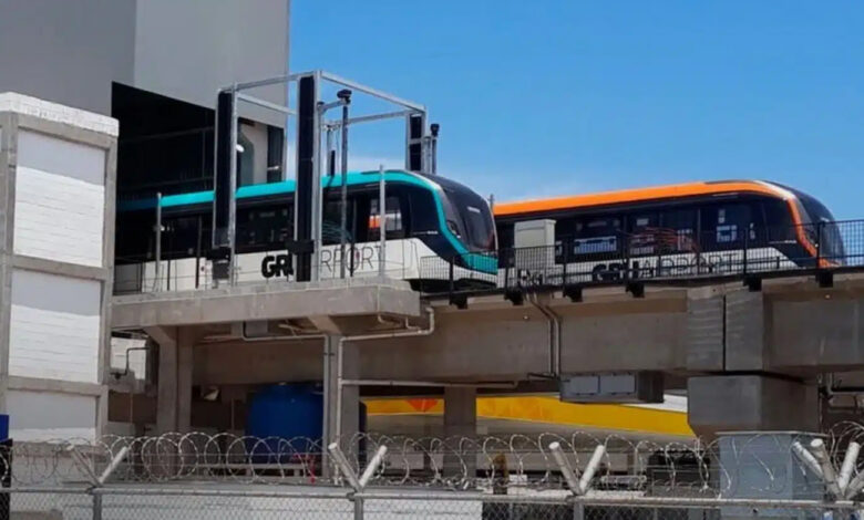 Dois trens do Aeromóvel de Guarulhos estacionados na via elevada do sistema no Aeroporto de Cumbica, aguardando operação.