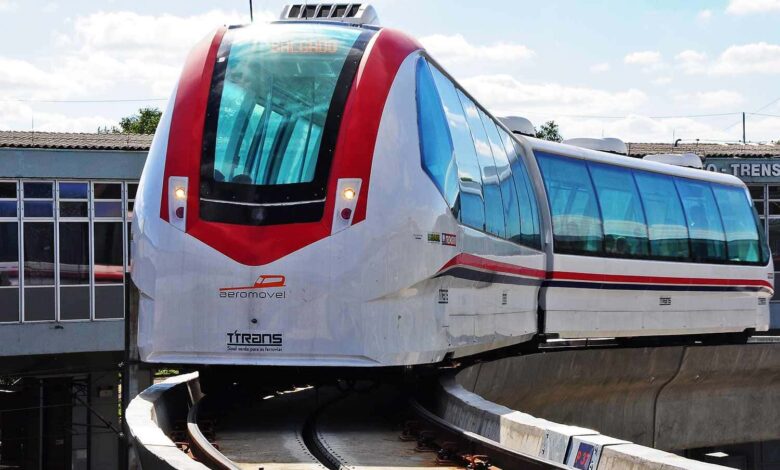 Aeromóvel vermelho e branco sobre trilhos elevados, representando a inovação do Programa de Estágio Coester 2026.