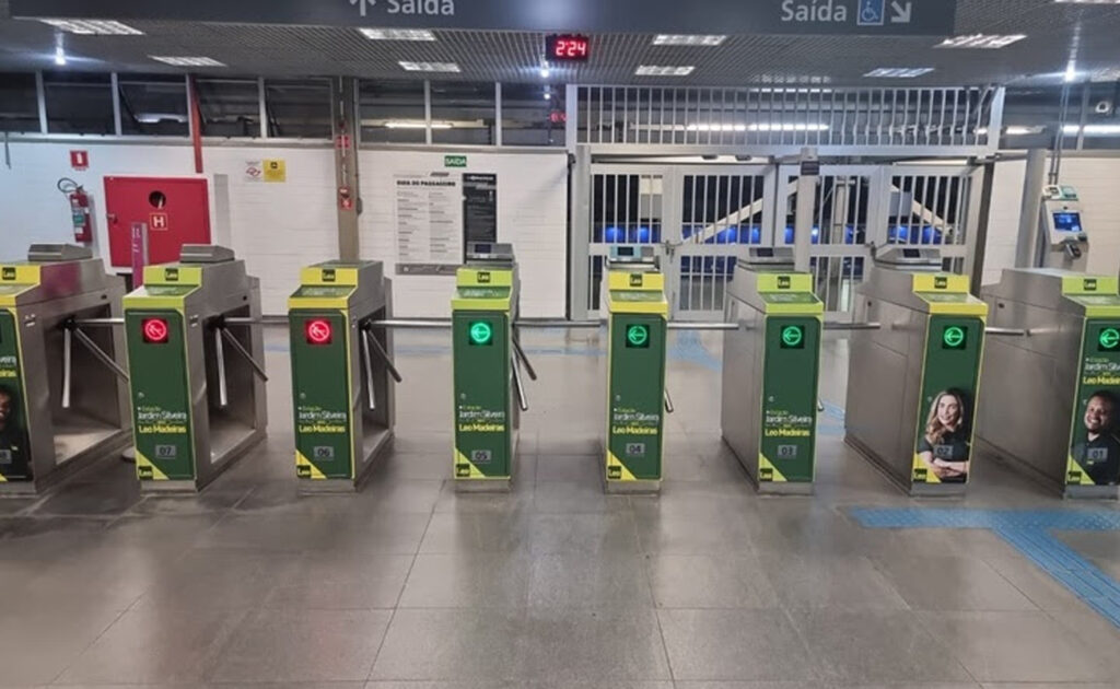 Catracas da estação com a nova marca Leo Madeiras, integrando a ação de naming rights da Estação Jardim Silveira.