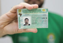 Mão de um homem segura uma CNH. A nova proposta da CNH busca facilitar a obtenção do documento no Brasil.