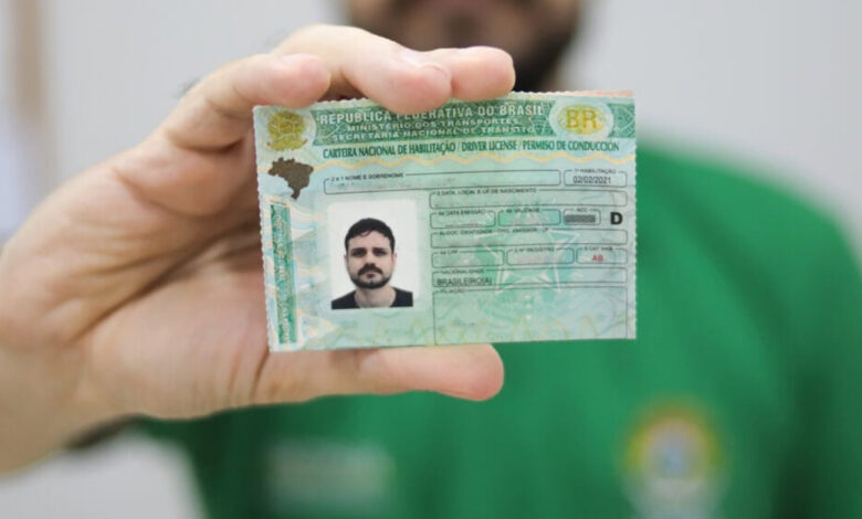 Mão de um homem segura uma CNH. A nova proposta da CNH busca facilitar a obtenção do documento no Brasil.