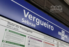 Placa da estação após acordo de naming rights no Metrô SP, exibindo a nova identidade visual 