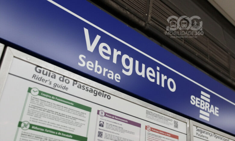 Placa da estação após acordo de naming rights no Metrô SP, exibindo a nova identidade visual