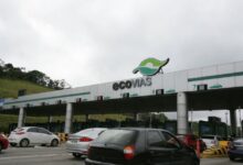 Vagas de emprego Ecovias: carros em fila no pedágio.