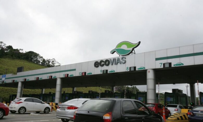Vagas de emprego Ecovias: carros em fila no pedágio.