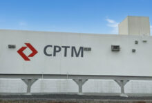 Logo da CPTM em fachada branca de prédio, sob céu azul. Símbolo de modernidade para o Estágio CPTM.