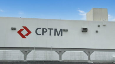 Logo da CPTM em fachada branca de prédio, sob céu azul. Símbolo de modernidade para o Estágio CPTM.