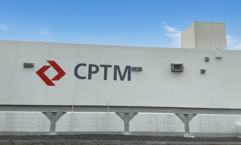 Logo da CPTM em fachada branca de prédio, sob céu azul. Símbolo de modernidade para o Estágio CPTM.