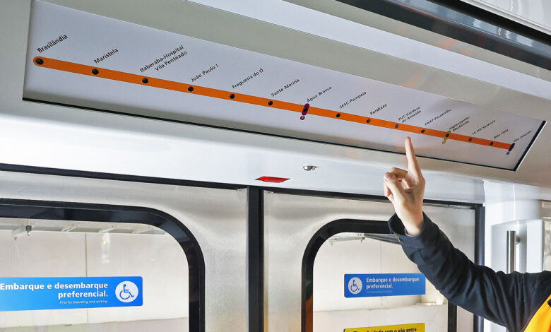 Linha 6-Laranja do Metrô: Mão apontando mapa de estações dentro do trem. O progresso das obras continua.