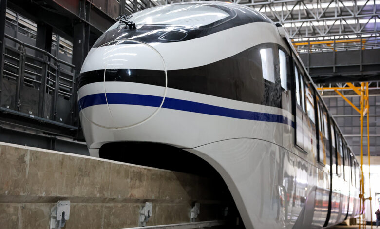Monotrilho branco da Linha 17-Ouro em trilhos elevados, em fase de testes.