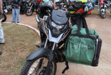 Motoboy com mochila de entrega ao lado de sua moto em Sorocaba, destacando a categoria do auxílio combustível.