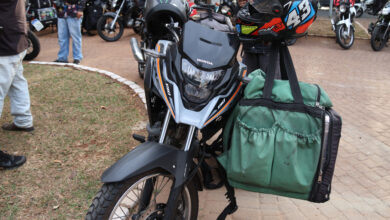 Motoboy com mochila de entrega ao lado de sua moto em Sorocaba, destacando a categoria do auxílio combustível.