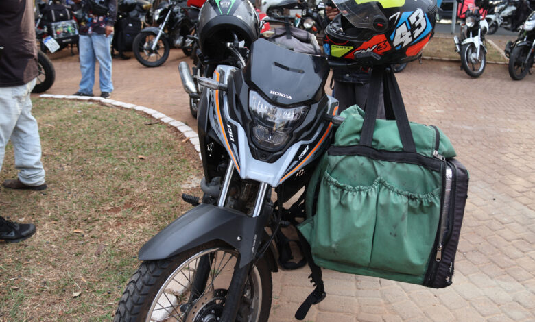 Motoboy com mochila de entrega ao lado de sua moto em Sorocaba, destacando a categoria do auxílio combustível.