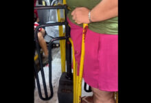 Mulher presa em catraca de ônibus em Manaus, evidenciando o desafio da acessibilidade no transporte público.