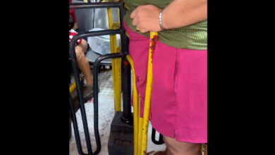 Mulher presa em catraca de ônibus em Manaus, evidenciando o desafio da acessibilidade no transporte público.