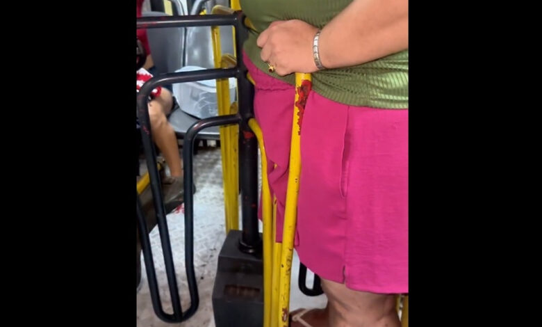 Mulher presa em catraca de ônibus em Manaus, evidenciando o desafio da acessibilidade no transporte público.
