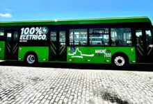 Novo ônibus elétrico de Macaé em fase de testes. Veículo verde com a inscrição 