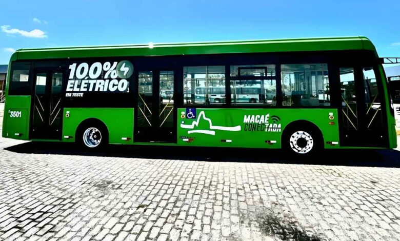 Novo ônibus elétrico de Macaé em fase de testes. Veículo verde com a inscrição
