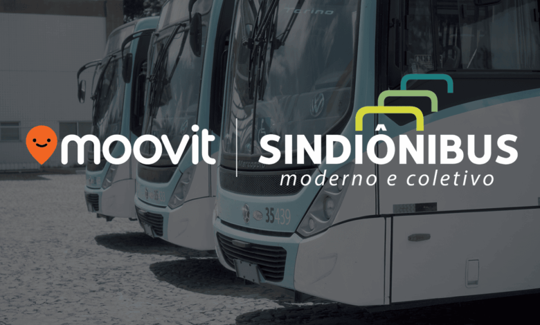 Ônibus azuis e brancos com logo do aplicativo Moovit Fortaleza e Sindiônibus.