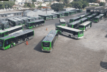 Pátio da Viação Santa Brígida com dezenas de ônibus, ambiente onde a história de Túlio Coelho se desenvolveu na empresa.