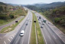 Vista aérea da Rodovia Raposo Tavares com tráfego de veículos, onde o pedágio sem cancela Raposo Tavares opera.
