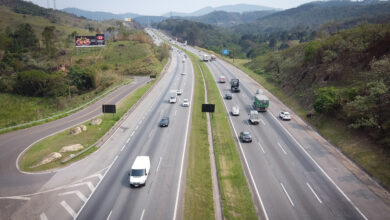 Vista aérea da Rodovia Raposo Tavares com tráfego de veículos, onde o pedágio sem cancela Raposo Tavares opera.