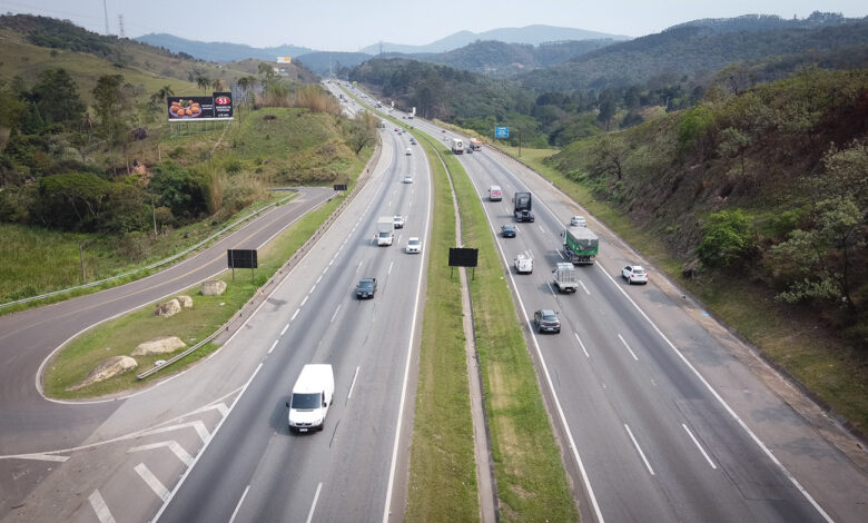 Vista aérea da Rodovia Raposo Tavares com tráfego de veículos, onde o pedágio sem cancela Raposo Tavares opera.