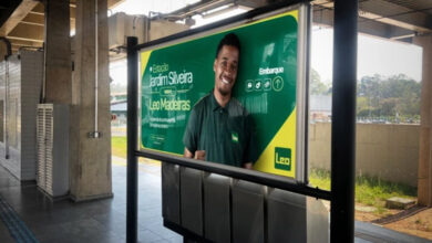 Placa na plataforma com a nova identidade visual da Leo Madeiras, parte do acordo de naming rights da Estação Jardim Silveira.