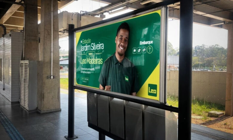 Placa na plataforma com a nova identidade visual da Leo Madeiras, parte do acordo de naming rights da Estação Jardim Silveira.