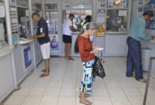 Interior de casa lotérica com clientes, local onde a recarga Bilhete Único lotérica pelo sistema da Caixa foi encerrada.