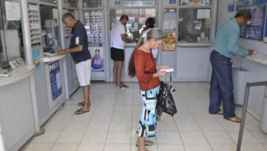 Interior de casa lotérica com clientes, local onde a recarga Bilhete Único lotérica pelo sistema da Caixa foi encerrada.
