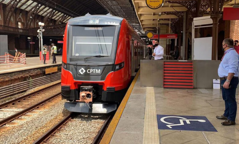 Trem vermelho da CPTM na plataforma da Estação da Luz, representando a companhia eleita CPTM melhor operadora do país.