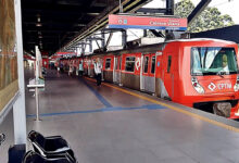 Trem da Linha 12-Safira da CPTM em estação, simbolizando a falha técnica e os atrasos.