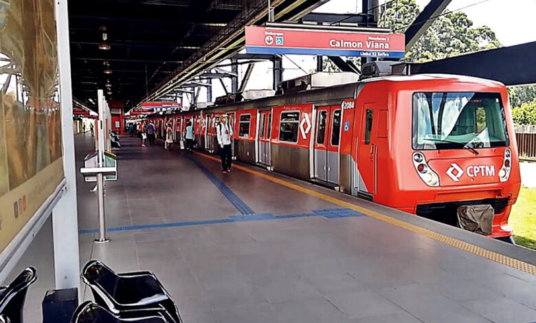 Trem da Linha 12-Safira da CPTM em estação, simbolizando a falha técnica e os atrasos.