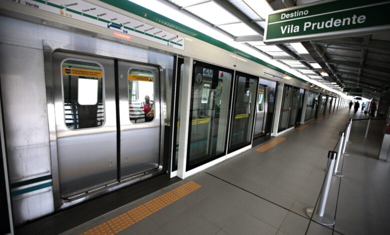 Trem da Linha 2-Verde do Metrô em plataforma, com destino a Vila Prudente, impactado pelas obras.
