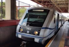 Trem da Linha 3-Vermelha do Metrô de SP parado em estação, ilustrando a falha e atrasos.
