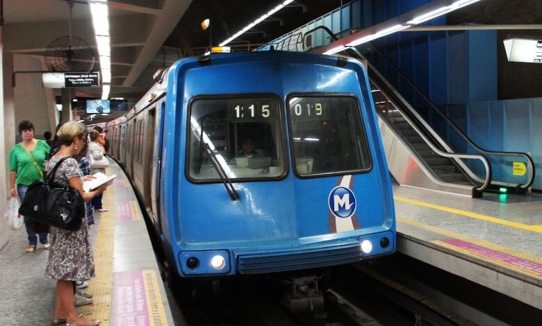 Trem do Metrô Rio parado em estação. Confira o funcionamento do Metrô Rio para o show no Maracanã e o feriado.