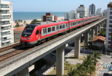 Imagem ilustrativa para matéria sobre a licitação ambiental CPTM mostra trem da companhia em uma cidade litorânea.