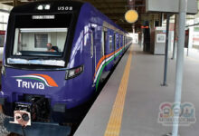 Vagas de emprego Trivia Trens: trem com logo da empresa em estação.