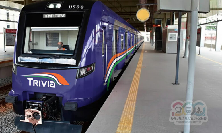 Vagas de emprego Trivia Trens: trem com logo da empresa em estação.