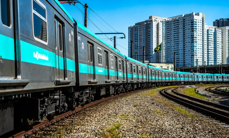 Trem da ViaMobilidade em uma curva. A manutenção nas Linhas 8 e 9 altera a operação dos trens nesta semana em São Paulo.