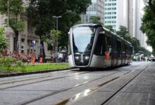 O VLT Carioca, eleito a melhor operadora de VLT do Brasil, trafega por rua arborizada no centro do Rio de Janeiro.