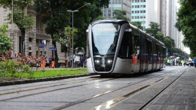 O VLT Carioca, eleito a melhor operadora de VLT do Brasil, trafega por rua arborizada no centro do Rio de Janeiro.