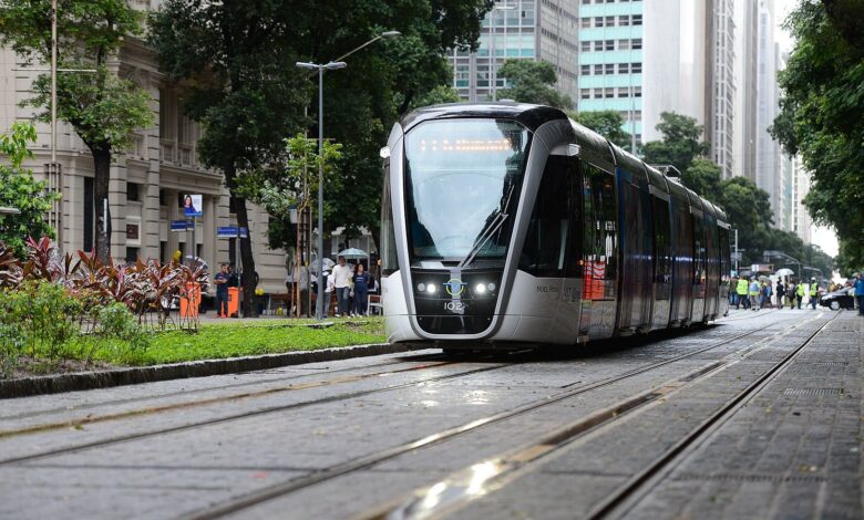 O VLT Carioca, eleito a melhor operadora de VLT do Brasil, trafega por rua arborizada no centro do Rio de Janeiro.